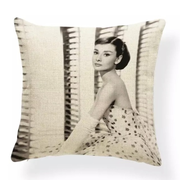 Audrey Hepburn Pillow Cover Black White Tiffany’s - Picture 1 of 1